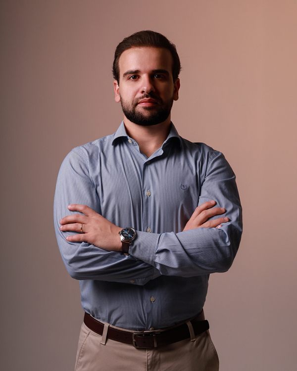 Dr. Nelson Seixas Jr. de braços cruzados, de camisa azul