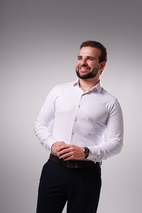 Dr. Nelson Seixas Jr. sorrindo, de camisa branca