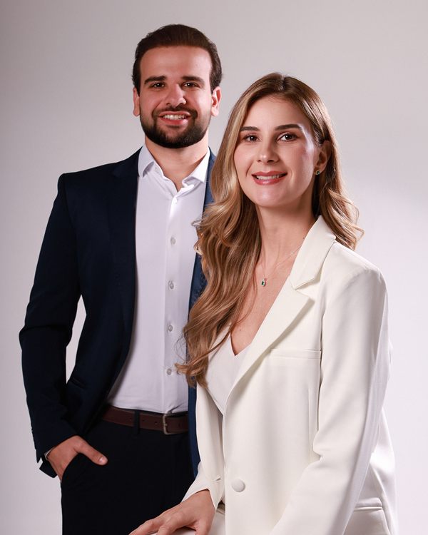 Dr. Nelson Seixas Jr. e Dra. Mariana Borduchi, lado a lado, sorrindo